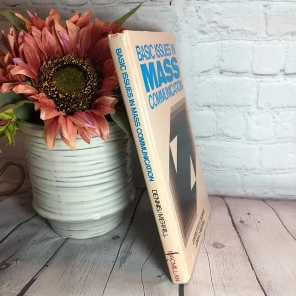 Vintage 1984 Basic issues in MASS COMMUNICATION a debate textbook